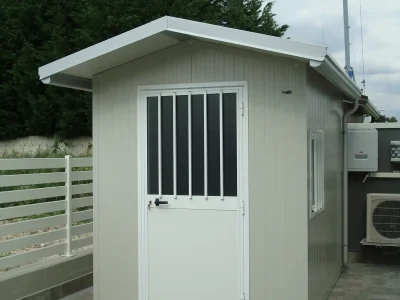 Striped okumé panel house