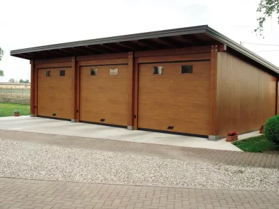 Lamellar wooden garage with tilting blind