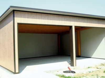 Lamellar wooden garage with tilting blind