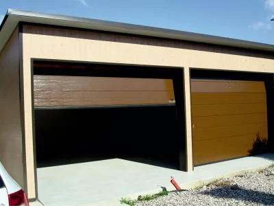 Lamellar wooden garage with tilting blind