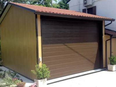 Lamellar wooden garage with tilting blind