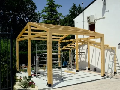 Lamellar wooden garage with tilting blind