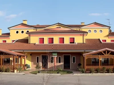 Gazebo in legno lamellare (Ristorante Le Betulle)