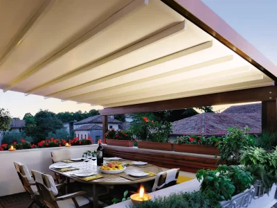 Lamellar wooden construction with retractable cloth