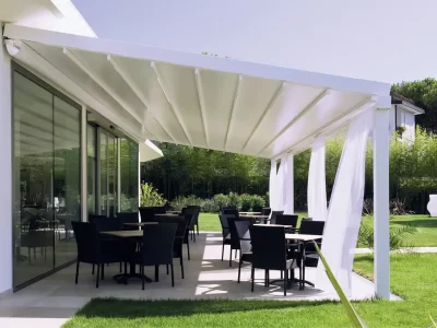 Aluminium structure with retractable cloth