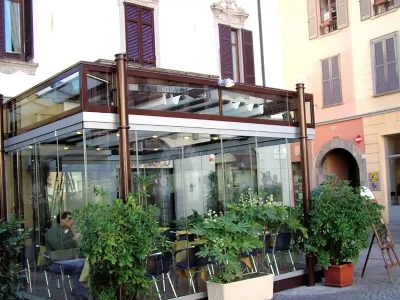 Aluminium structure and sliding glass